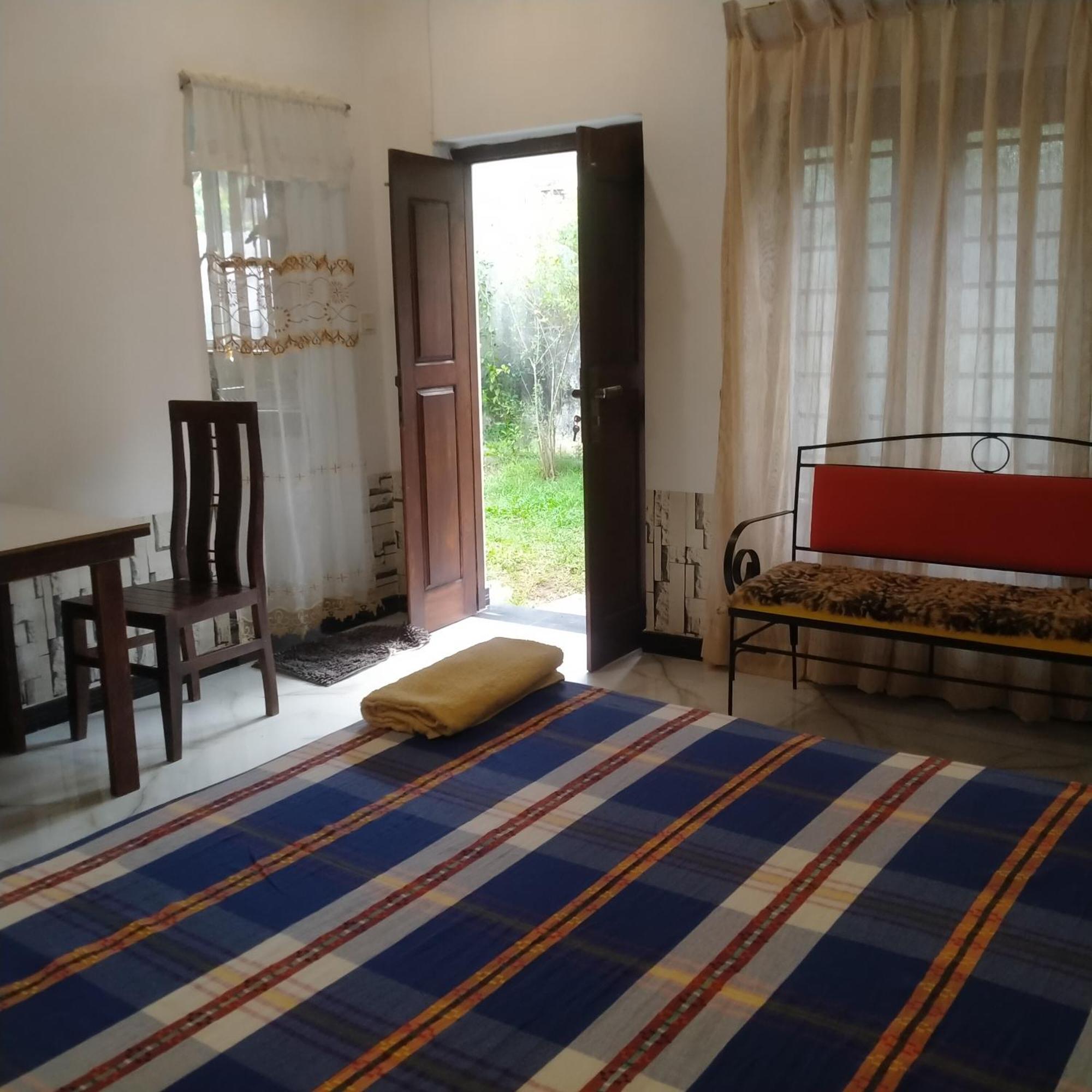 Living Home Negombo Quarto foto